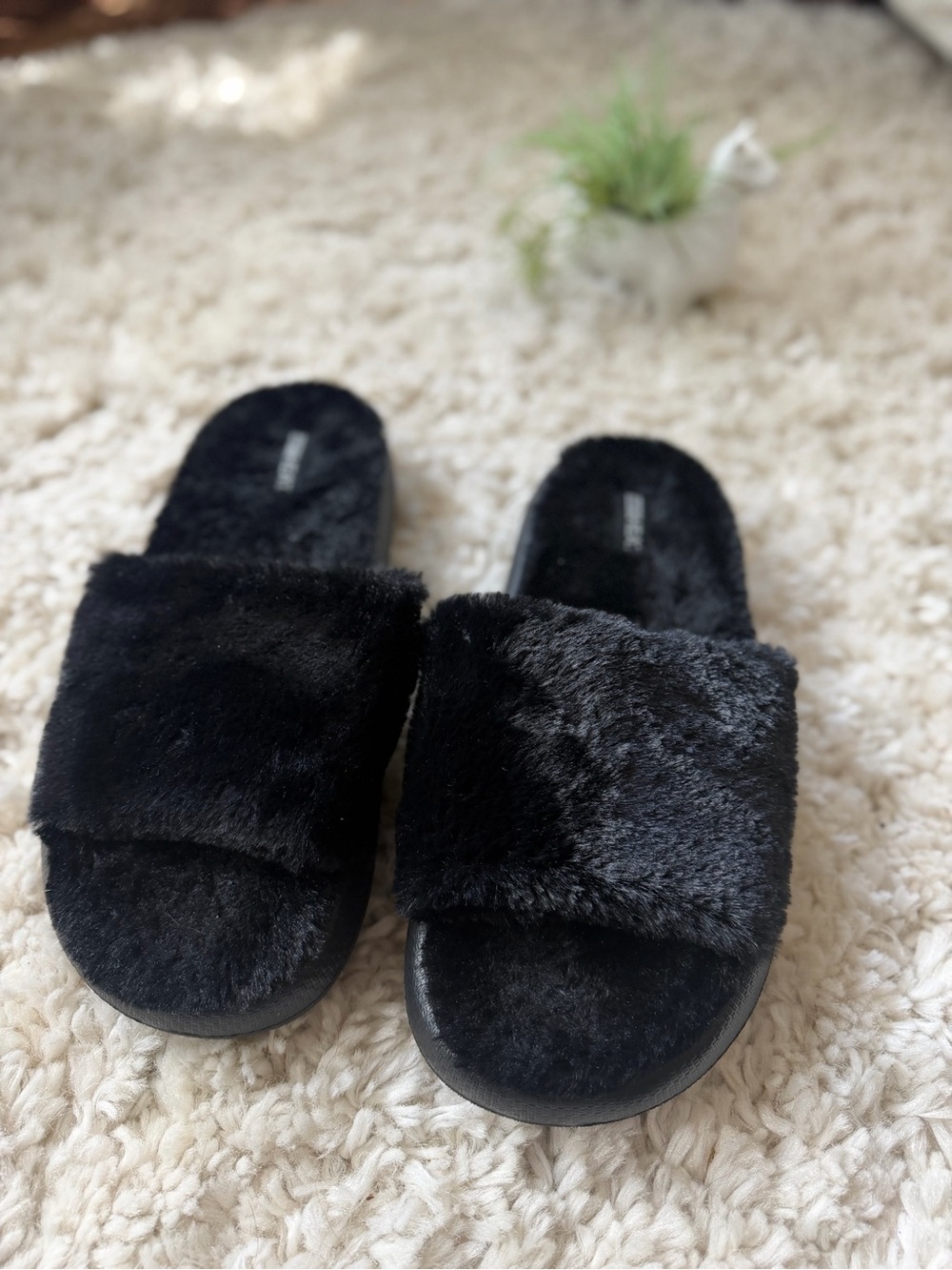 Plush Black 32° heat brand, new comfy, cozy Faux-Fur Slide Slippers for Women